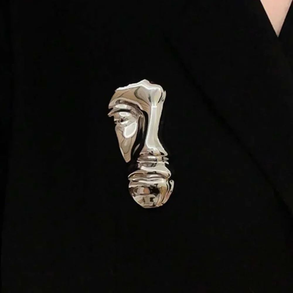 Elegant face Silver Brooch A1590